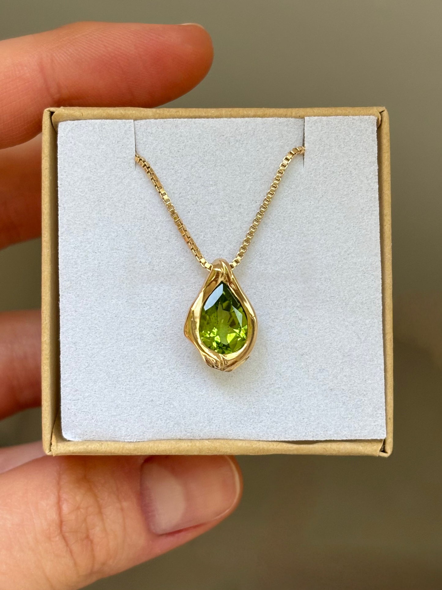 תליון טיפה משובץ פרידוט