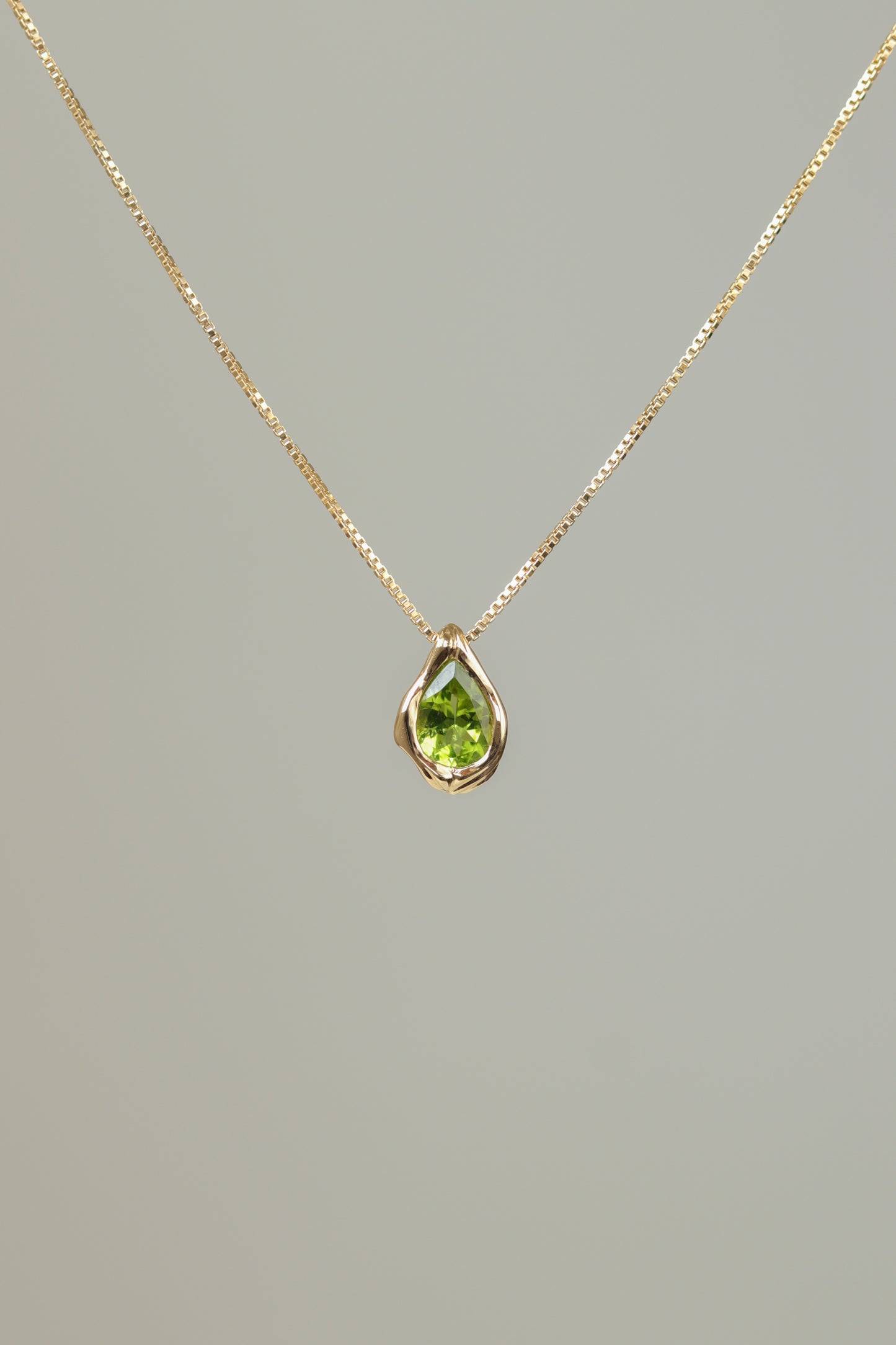 תליון טיפה משובץ פרידוט