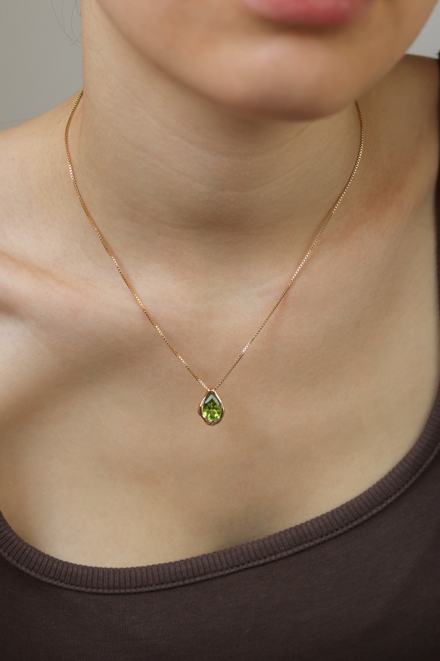 תליון טיפה משובץ פרידוט