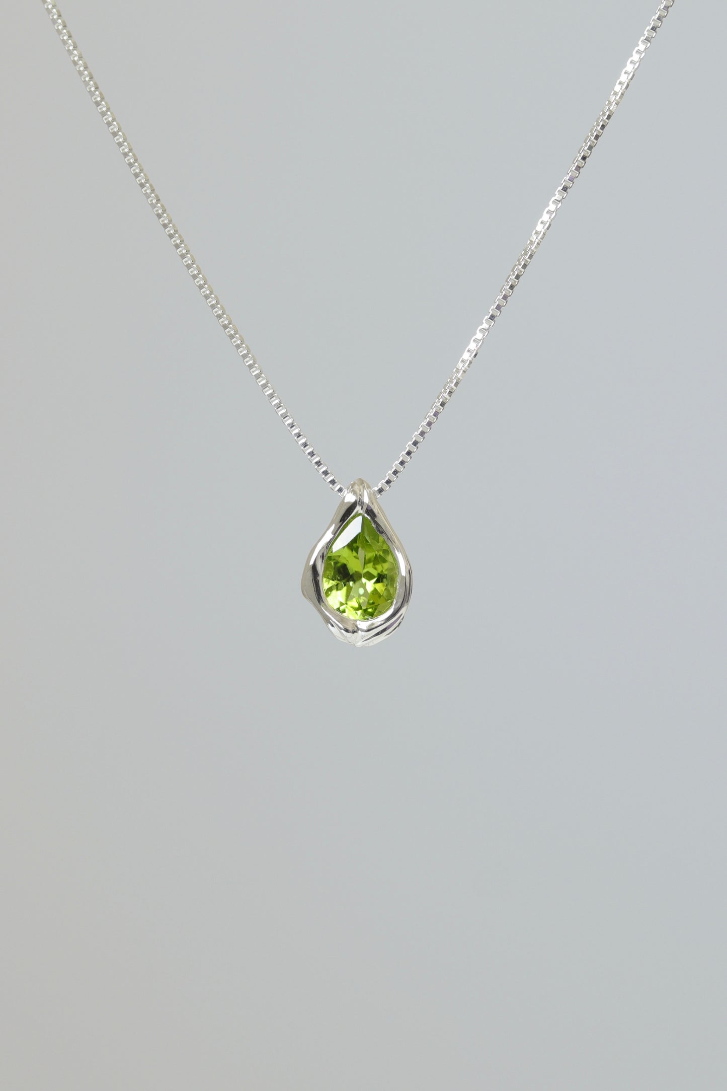 תליון טיפה משובץ פרידוט