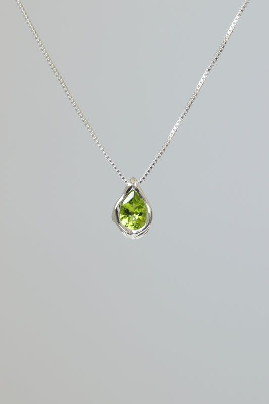 תליון טיפה משובץ פרידוט