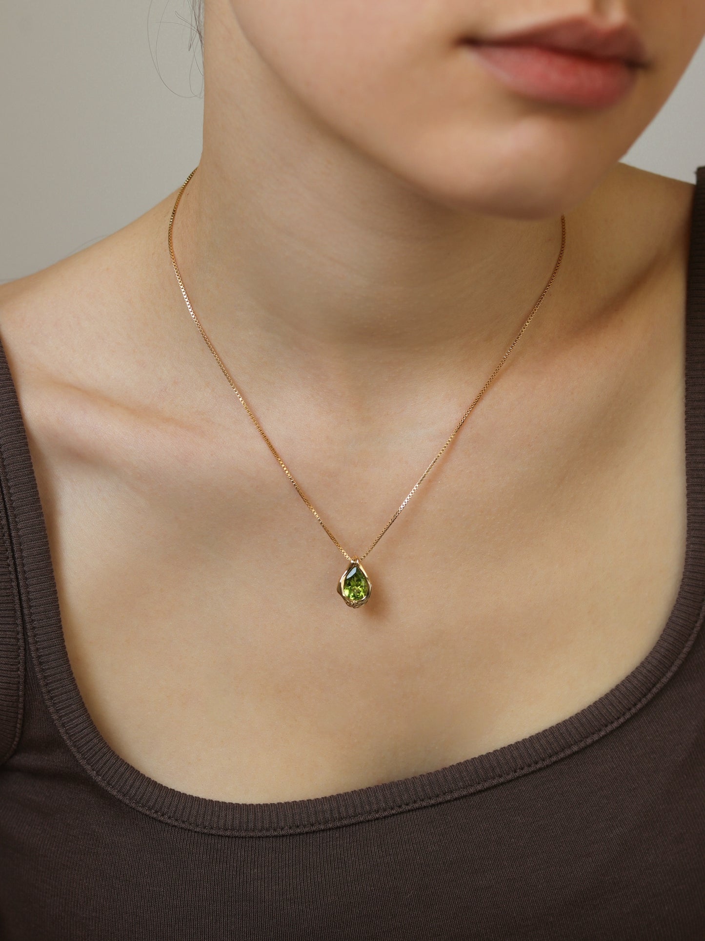 תליון טיפה משובץ פרידוט