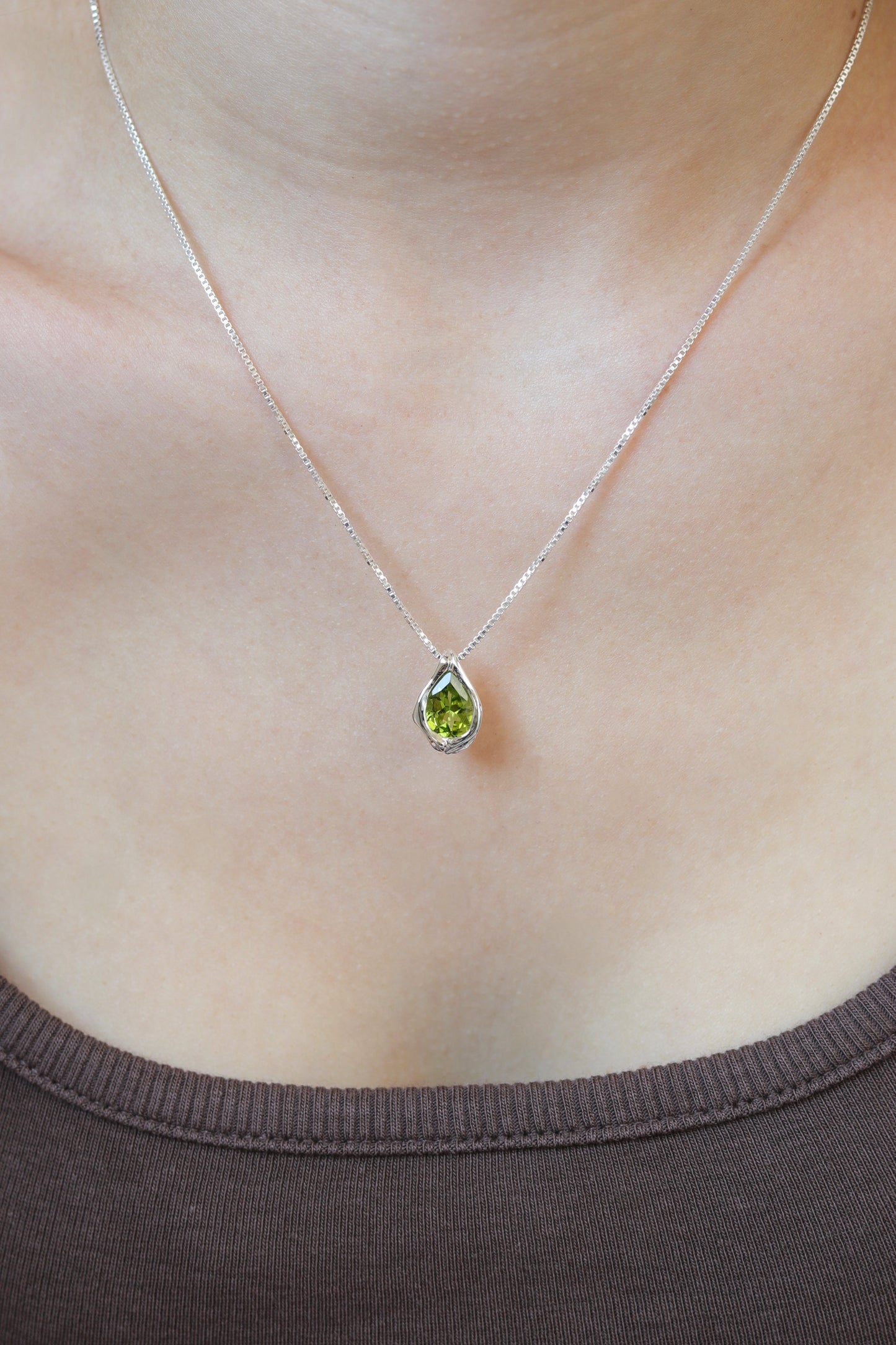 תליון טיפה משובץ פרידוט