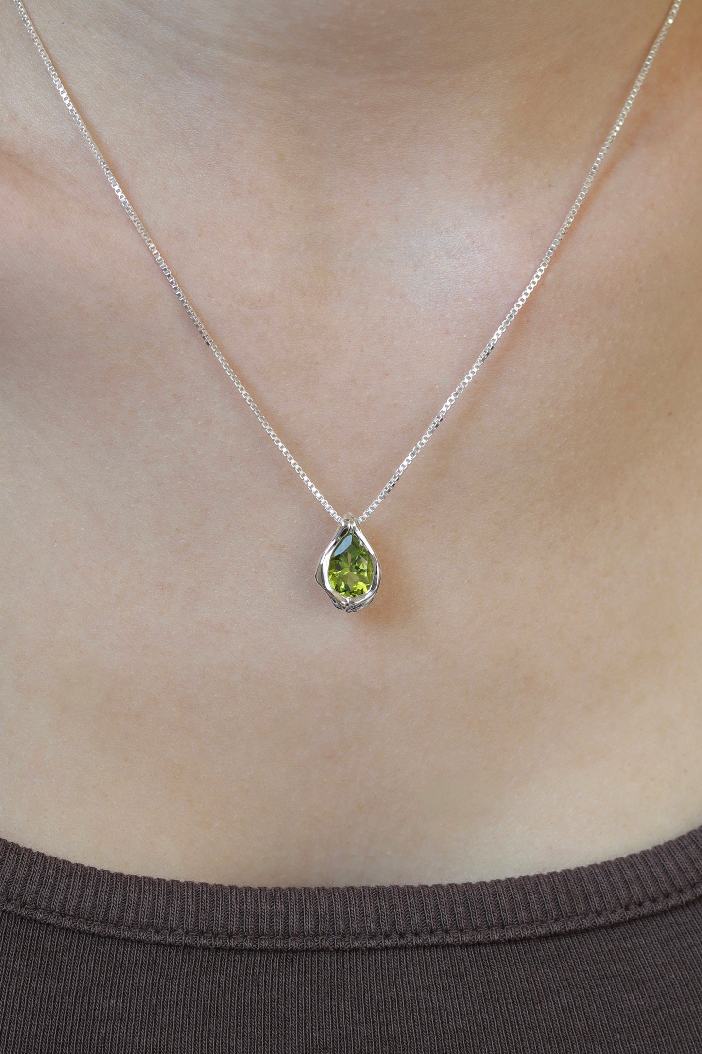 תליון טיפה משובץ פרידוט